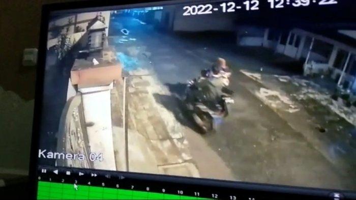 Terekam CCTV, Diduga Pasutri Mencuri Motor dengan Membawa Anak Kecil